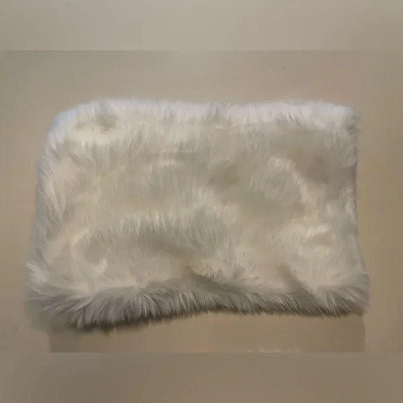 White Arm Muff with Holly Detail - Picture 2 of 3